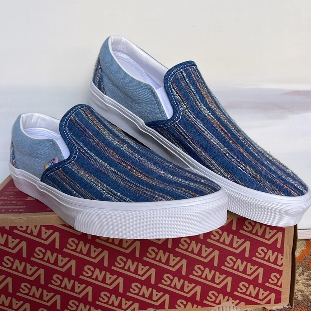 Vans WMNS Classic Slip-On
2gether As Ourselves Multi
VN000BVZCYL
Sneakers - Picture 6 of 16